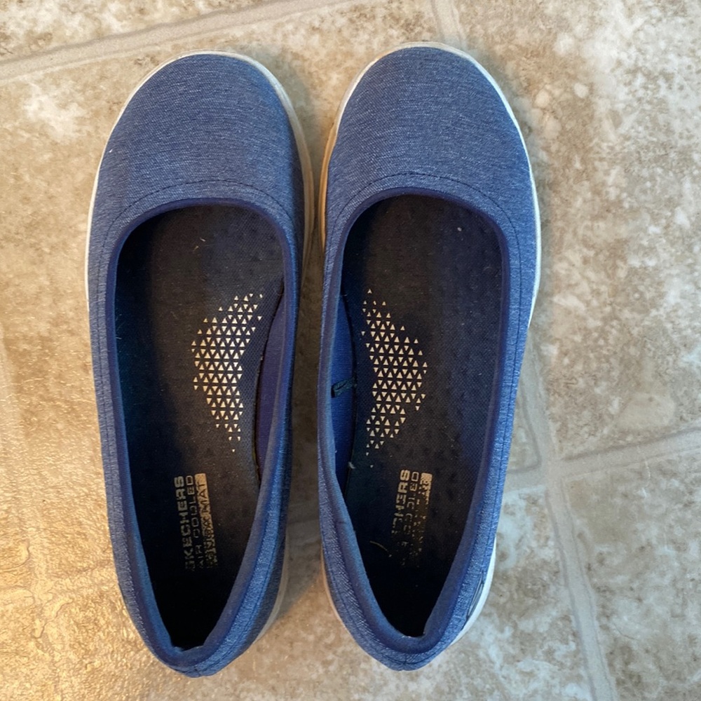 Skechers ladies slip on shoes. Size 6 1/2.